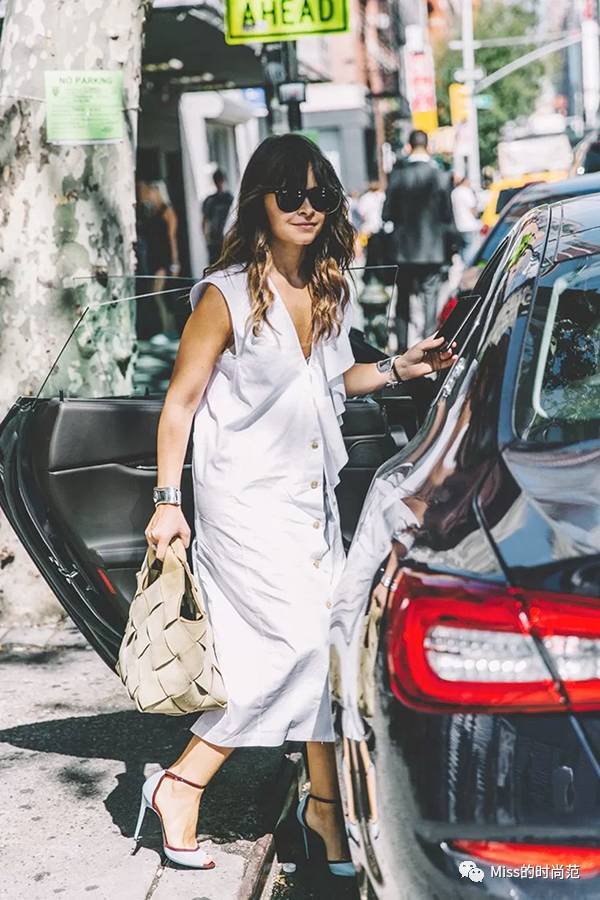 v领上衣时尚显瘦正肩遮肉款,显瘦又清凉