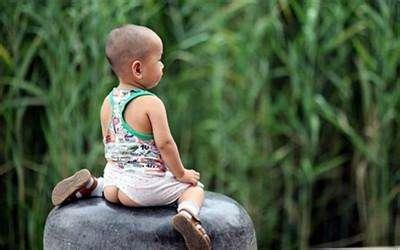 宝宝穿开裆裤突然拉稀,给宝宝穿开裆裤会露什么