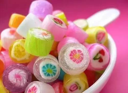 小孩牙齿一块块掉怎么回事,两岁孩子牙齿一块块掉是怎么了