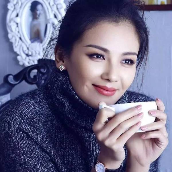 休闲衣服配什么耳钉好看,樱桃耳钉适合搭配什么上衣