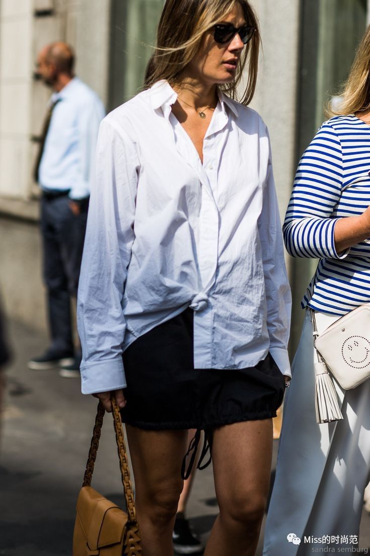 v领上衣时尚显瘦正肩遮肉款,显瘦又清凉