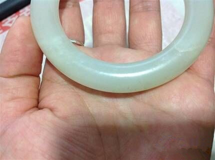 和田玉手镯有裂戴着能消失吗,和田玉的矿点戴时间长了能消失吗