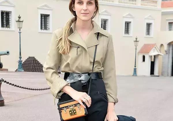 旅行如何搭配两个包包呢,夏季旅游包包搭配技巧