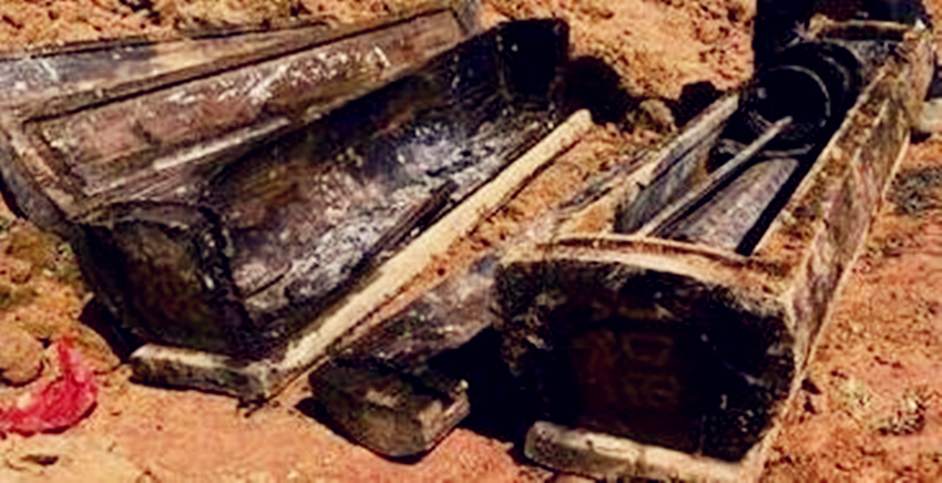 一对老夫妻捡了一口棺材板，带回家后，夫妻两人相继毙命无一幸免