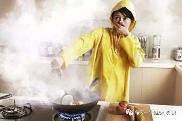 炒菜时窗户要不要打开,厨房做饭时一定要开窗开门吗