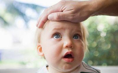 小孩不小心撞到人了怎么处理,小孩子撞到头会发烧吗