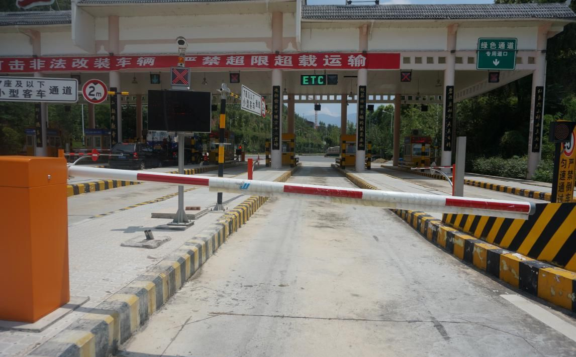 无卡etc被前车蹭卡怎么办,过etc通道报警