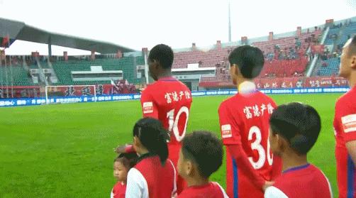 中国球员为球童挡雨,球星为球童挡雨