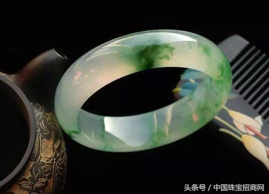 翡翠手镯摔碎是什么征兆,叫价三千万的翡翠手镯被摔碎了