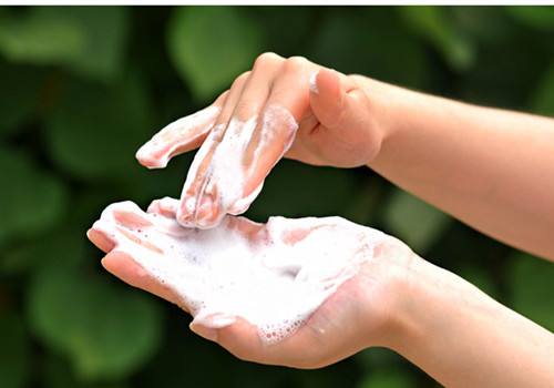 男士30岁面部冒油长痘,t区油两颊敏感长痘怎么办