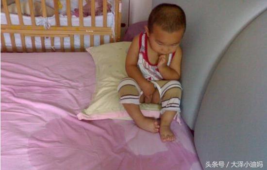 宝宝总是把粑粑拉在尿片里怎么办,宝宝上幼儿园想大便不敢给老师说