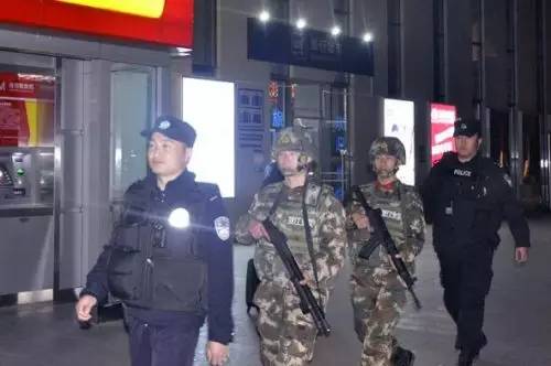 为保春运群众平安成都铁警在行动,三亚铁警为春运安全保驾护航