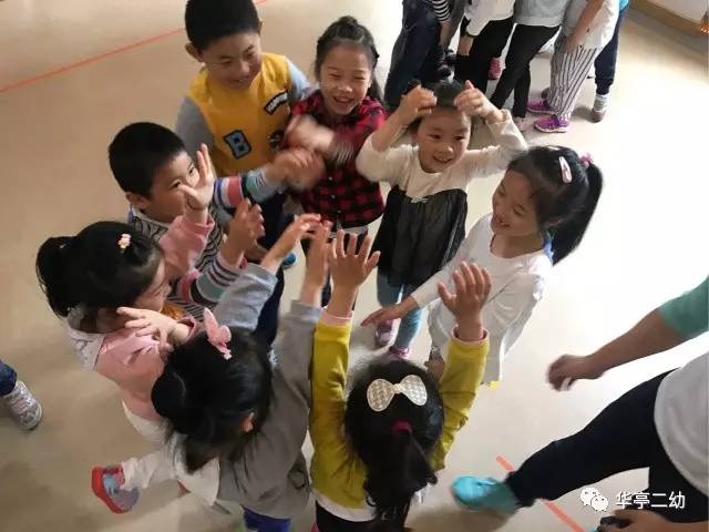 「创全进行时」华亭二幼的足球宝贝“嗨”起来~