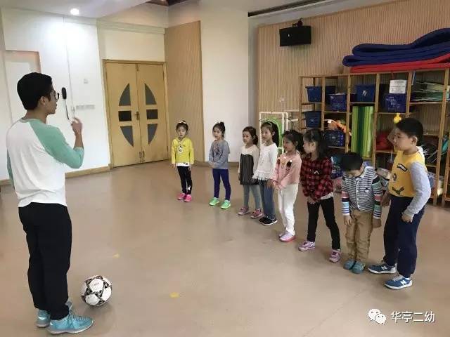 「创全进行时」华亭二幼的足球宝贝“嗨”起来~