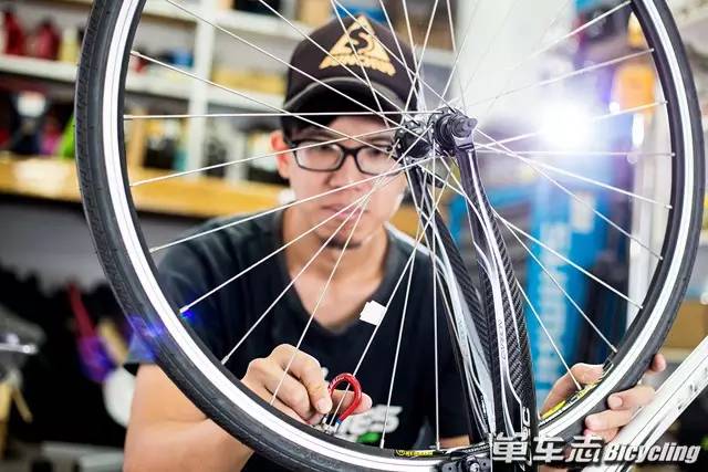 单车轮圈偏摆怎么调,单车轮子偏摆