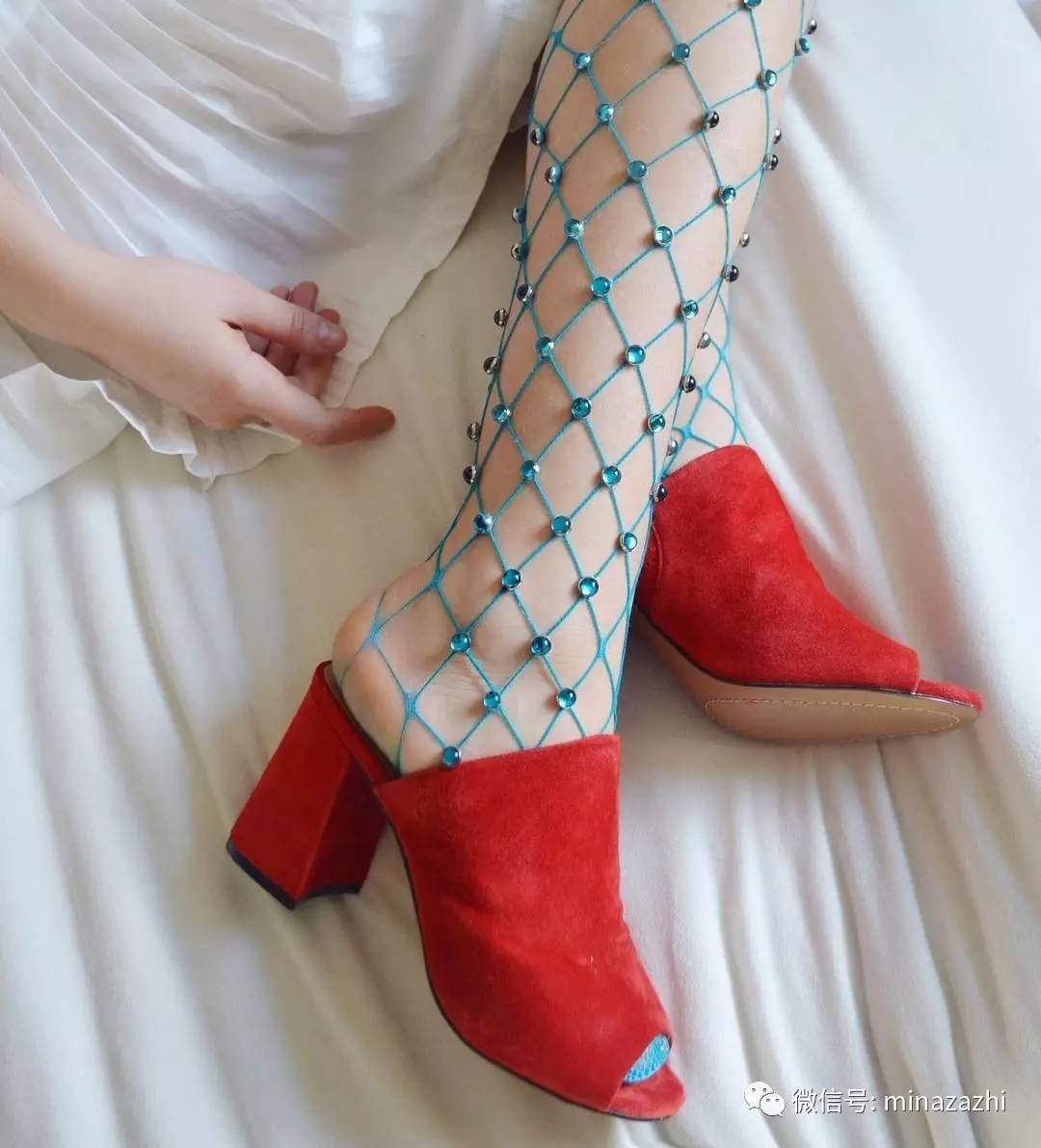 时尚｜渔网袜的究极版！进来看看「花朵渔网袜」你能接受吗？原来辣眼的时尚也能这么仙！