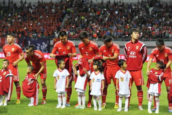 中国球员为球童挡雨,球星为球童挡雨