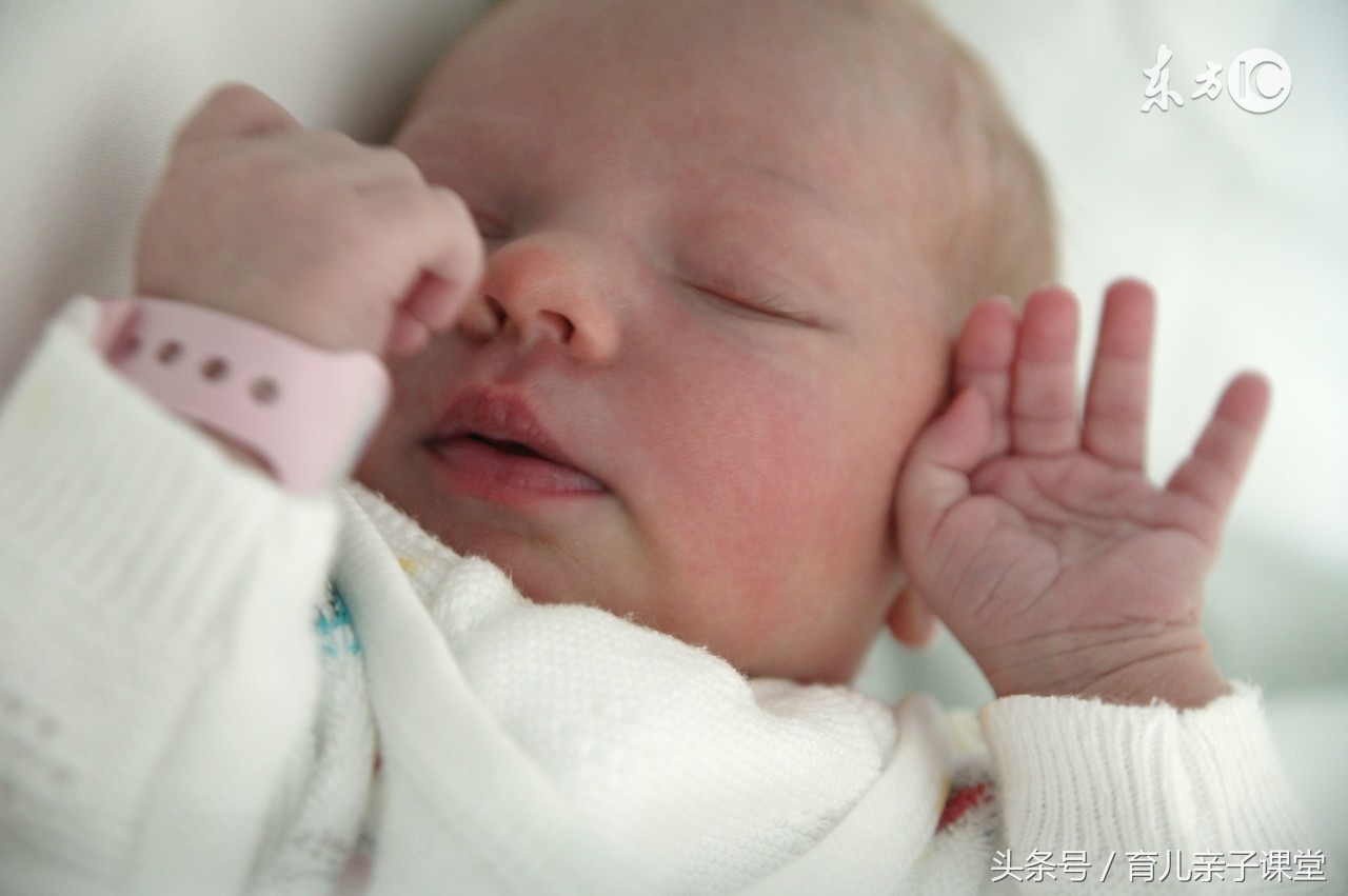 宝宝一岁多了不长头发怎么回事,宝宝一岁还不长牙正常吗