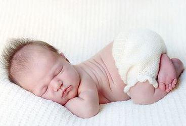 50天宝宝能趴着睡觉吗,50多天宝宝可以睡头型吗