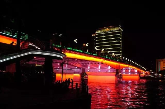 还坐什么地铁？坐上这趟最美公交，我宁愿堵成狗！