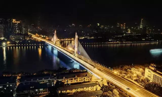 还坐什么地铁？坐上这趟最美公交，我宁愿堵成狗！