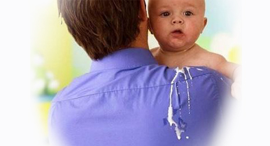 刚出生的婴儿喝奶后吐奶什么原因,刚出生的婴儿胃胀气还吐奶怎么办