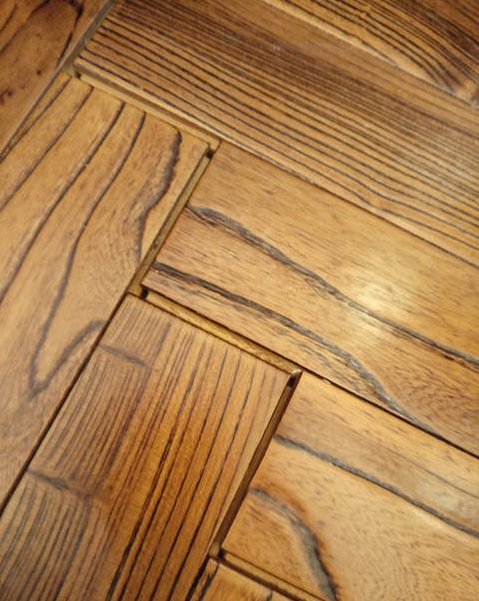 地板缩缝怎么办才能恢复正常,地板出现缝隙了教你一招即可修复