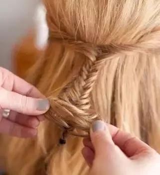 法式慵懒鱼尾辫,法式辫子麻花公主头