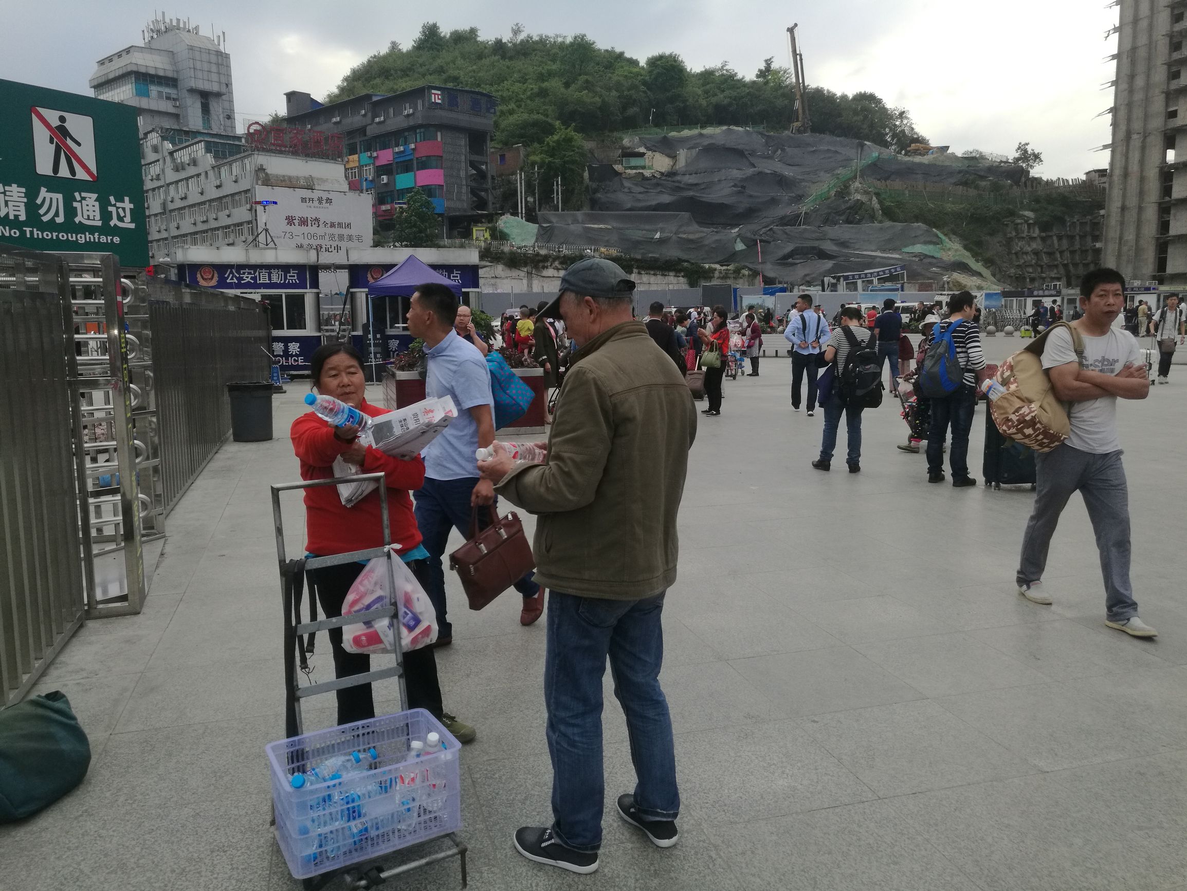 一切都是最平淡最好的遇见丨踯躅在贵阳火车站附近