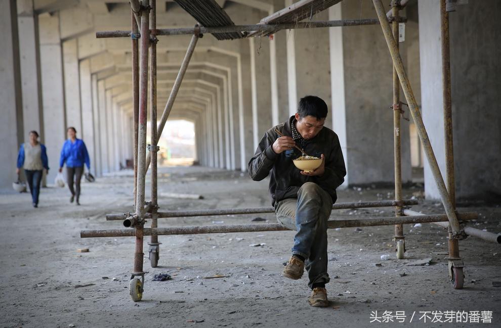 实拍农民工吃晚饭视频大全,农民工中午吃饭视频真实