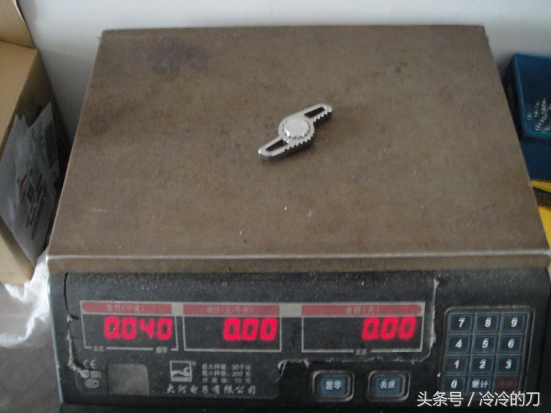 炫彩钛合金指尖陀螺,精致小巧炫酷指尖陀螺