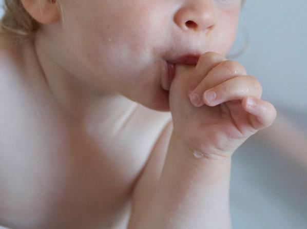 拇指内扣快速纠正的方法,一个月拇指内扣怎么矫正