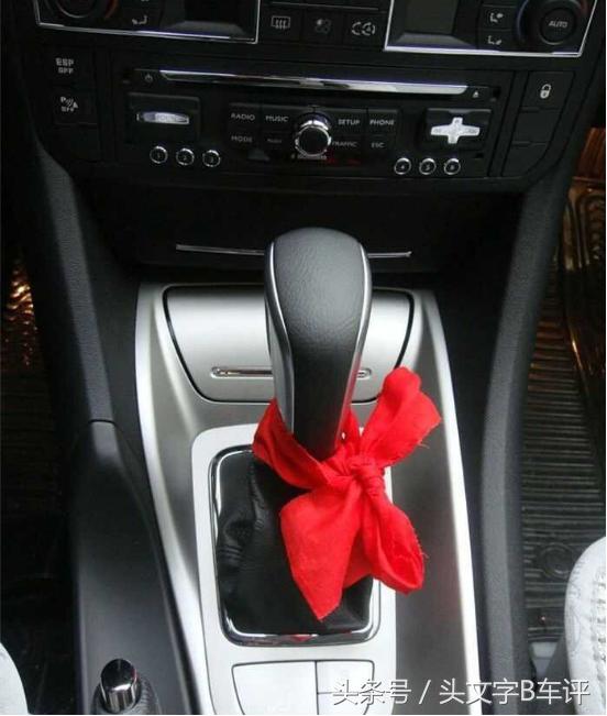 新车绑红布条有什么危害,新车挂的红布有什么讲究