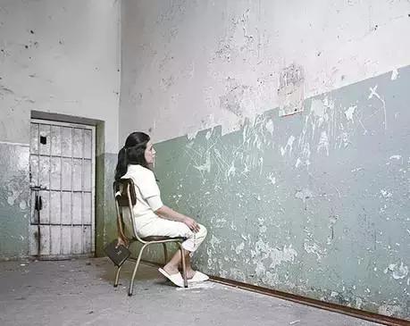 80后女同摄影师深入“诊所”，再现野蛮残暴的性倾向治疗