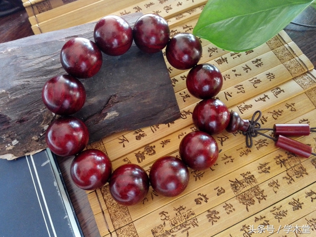 小叶紫檀手串的金星和棕眼的区别,小叶紫檀手串有金星