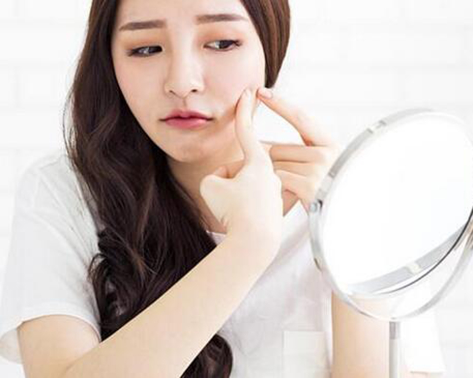 脸两侧长痘痘吃什么调理,脸上两侧长痘痘什么原因怎么解决