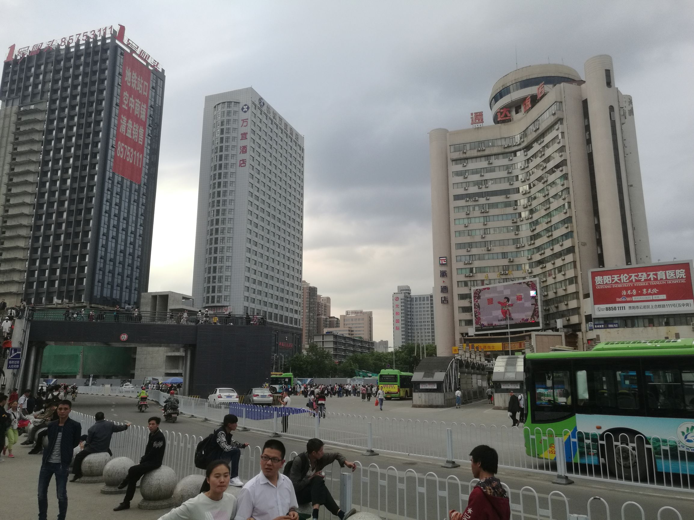 一切都是最平淡最好的遇见丨踯躅在贵阳火车站附近