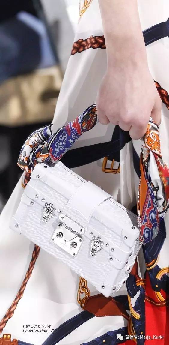 丝巾如何修复包带,包包带坏了如何用丝巾修复