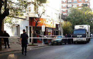 激*杀情**人？！偷窃未果竟露阴*辱侮**华商导致悲剧发生