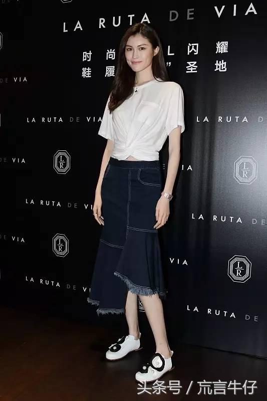 今年最火的4条半裙优雅又时髦,牛仔半裙时髦点配什么鞋好看