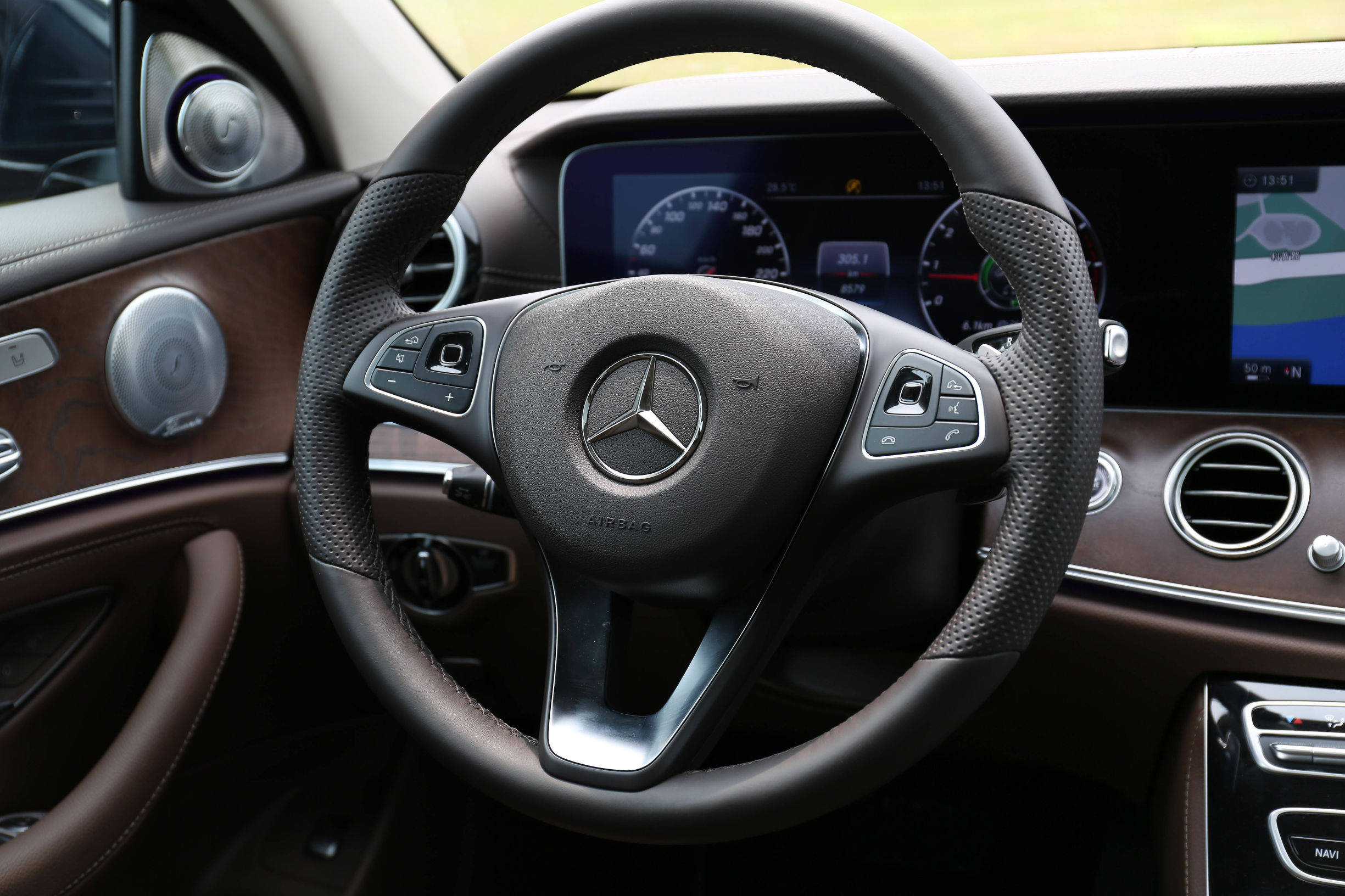 宝马5系对比奔驰e级,奔驰e级属于什么档次