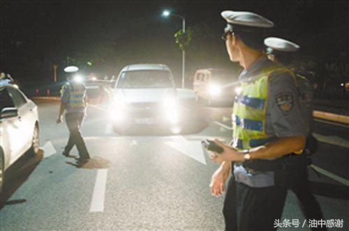 远光灯晃一下违法么,开车被远光灯晃该咋办