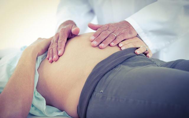 怀孕三个月突然大量出血了,怀孕三个月孕妇出少许血有问题吗