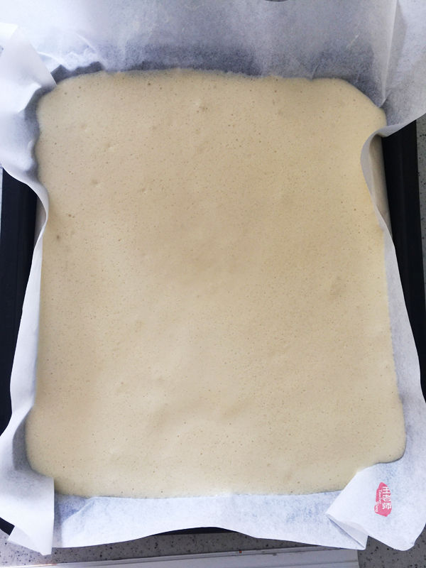 首次学做的蛋卷，特为孙女送上的儿童节礼物—曼越莓干蛋糕卷