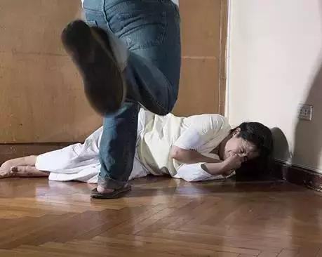 80后女同摄影师深入“诊所”，再现野蛮残暴的性倾向治疗