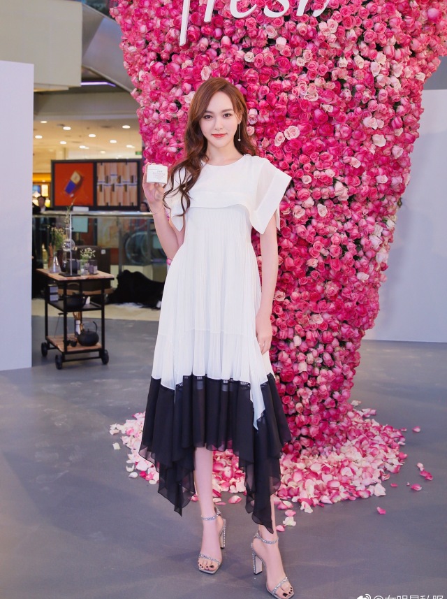 一条连衣裙让你免去搭配的烦恼,一条连衣裙穿一个夏天