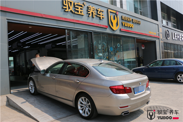 宝马5系水箱温度过高，问题原因竟然是上面盖了一层“棉被”