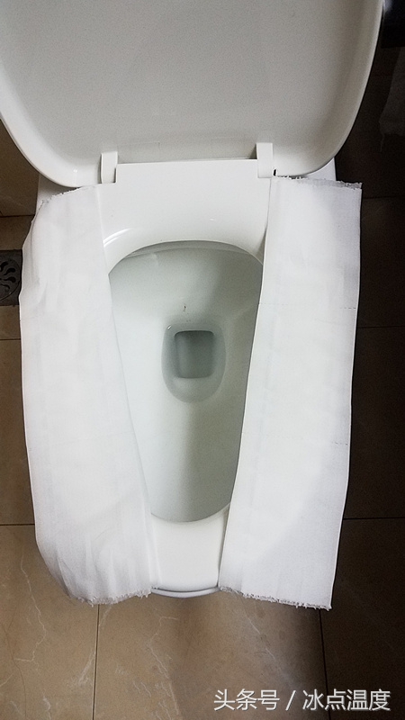 出门在外必须掌握这项实用技能：30秒制作一次性马桶垫