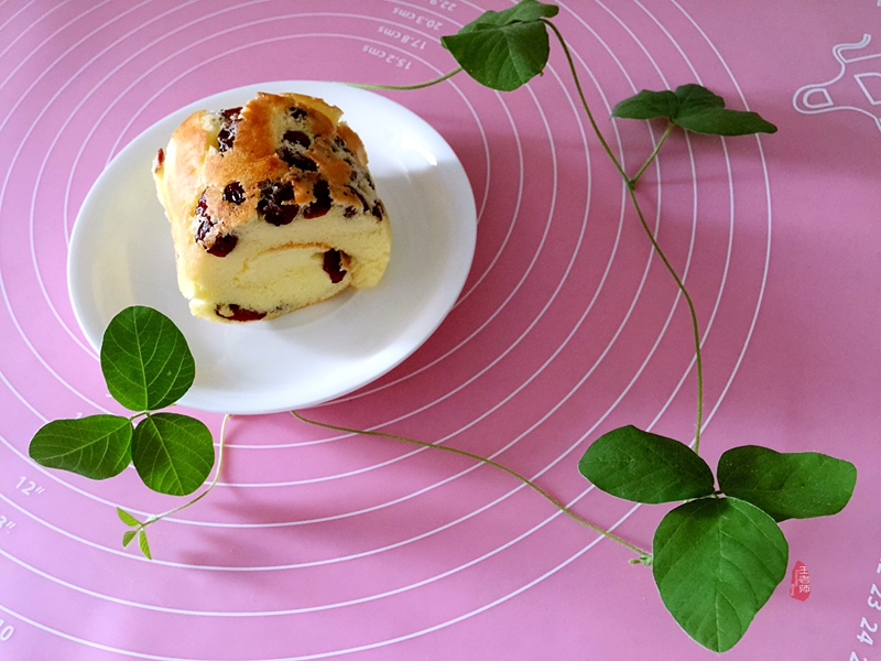 首次学做的蛋卷，特为孙女送上的儿童节礼物—曼越莓干蛋糕卷