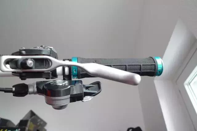 不小心撞到车但是车完好无损,不小心摔车了